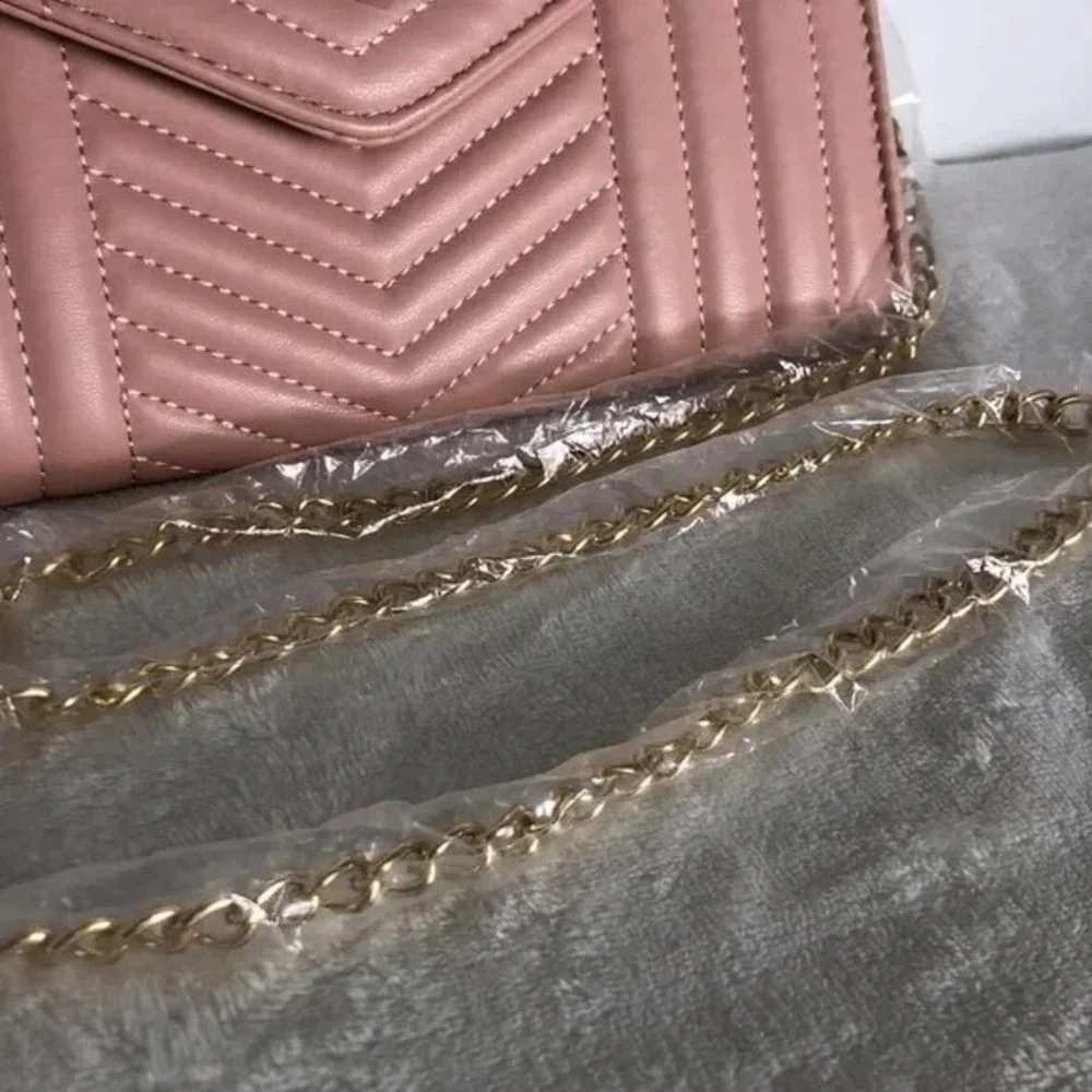 BADGLEY MISCHKA Blush V Quilting Center Crossbody Purse‎ Vegan Leather Chain NEW